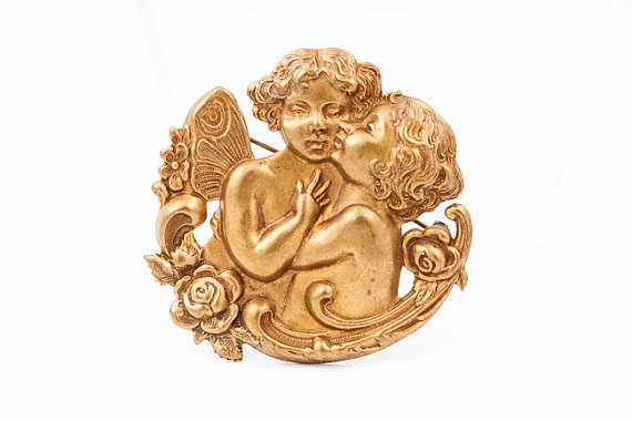 زفاف - Vintage Victorian revival stamped brass angel cherub brooch - big, beautiful circa 1950s brass costume jewelry pin antique style Valentine's
