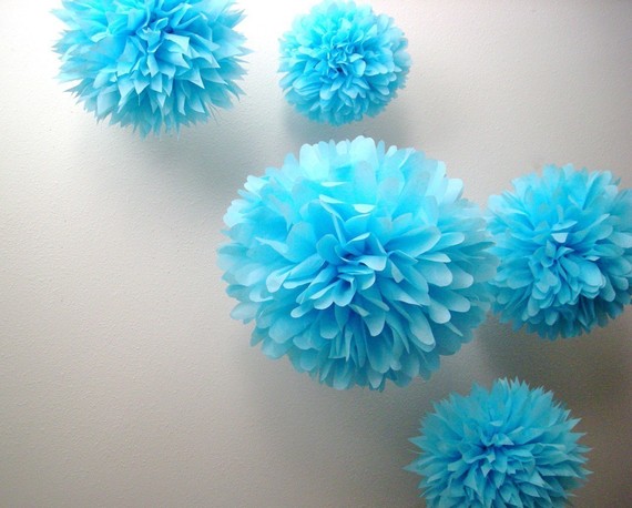 Hochzeit - DREAMY BLUE / 5 tissue paper pom poms / wedding decorations / diy  / baptism / anniversary party / blue decorations / pompoms / poms