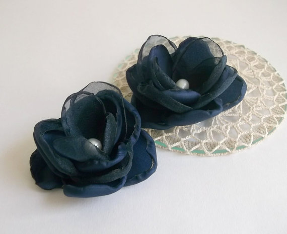 Свадьба - Navy Blue fabric flower in handmade Navy hair accessory pearls Weddings Bridesmaids hair shoe clip brooch Flower girls Christmas gift, set 2