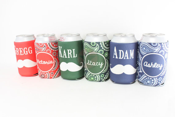Mariage - PERSONALIZED BRIDESMAID GROOMSMEN Gifts-Wedding Favors-Wedding Gifts- Beer Can Insulators- Great Gifts for the Wedding Party