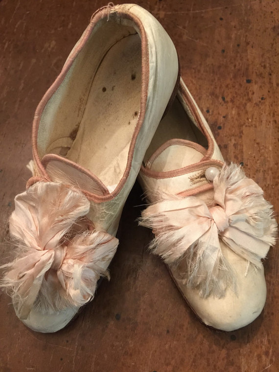 Hochzeit - Beautiful Antique Victorian Childrens Silk Wedding shoes....silk bows