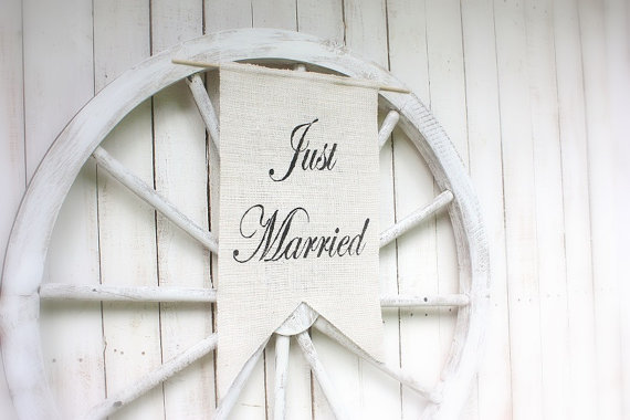 Mariage - Reversable Banner ,says Just Married and Here Comes The Bride