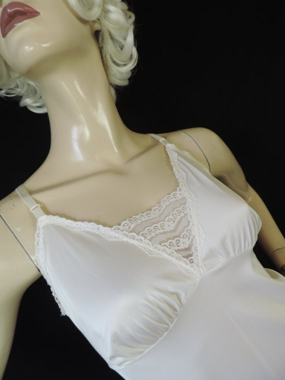 Hochzeit - vintage white lace slip. 1970's lacy burlesque / full slip. henson kickernick, size 40.