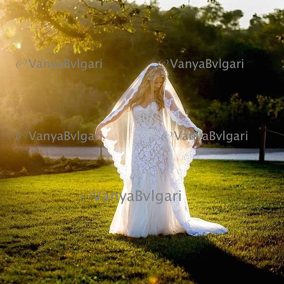 Mariage - Lace veil in Cathedral length with beaded lace edge in Mantilla style, Spanish bridal veil, Catholic wedding veil, Classic cathedral veil