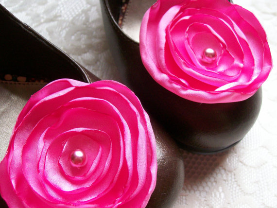 زفاف - Shoe Clips CARNATION Silk Layered Flowers with Pearl Great for flip flops heels sandals ballet flats
