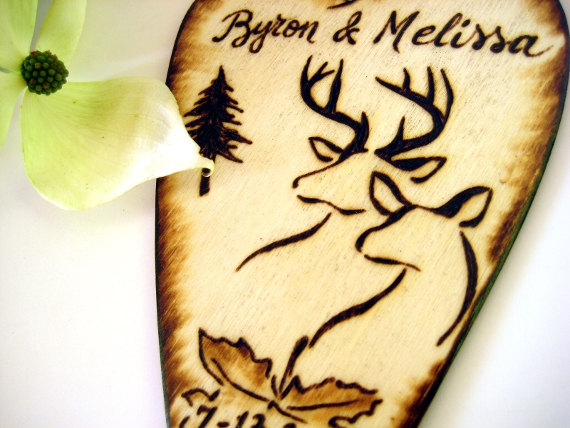 Hochzeit - Buck and Doe Wedding cake topper -Camo, Hunting, Pinetree, Leaf, Autumn, Winter heart cake topper with pyrography -Personalizable