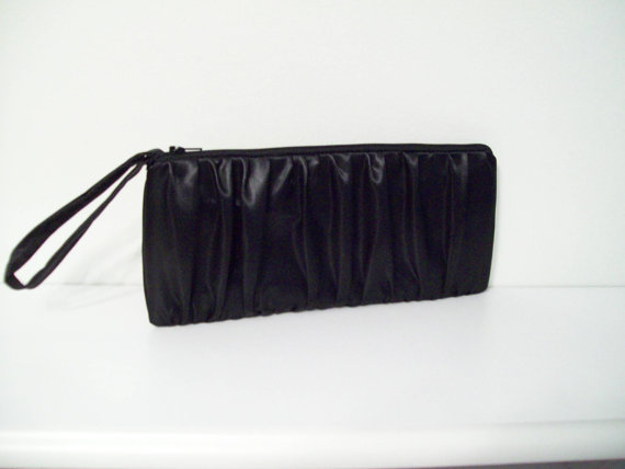 Свадьба - Ruched Clutch (choose colors) Monogram available- Bridesmaid gifts, bridesmaids wristlets, bridal bags, purse, wedding party