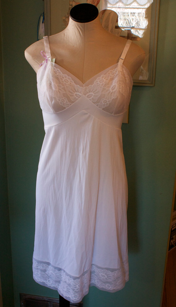 زفاف - Exquisite white vintage women's slip by Vanity Fair, women's lacy lingerie, size 36, made in USA, item #20.5