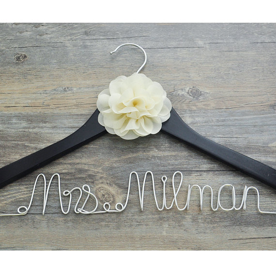 Mariage - Personalized wedding hanger with flower, custom  wedding name hanger, personalized bridal hanger bridesmaid hangers, Bridal shower gift