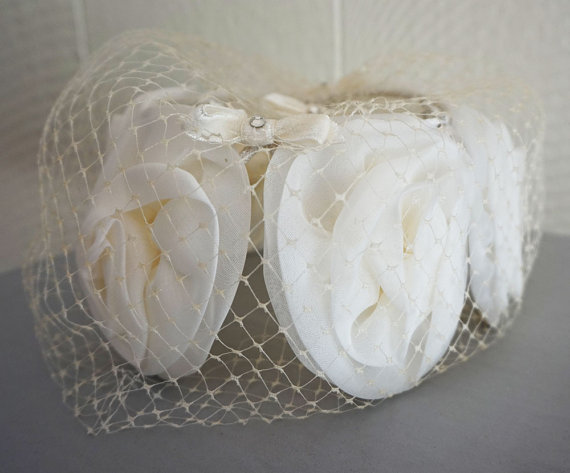 زفاف - Vintage 1950's Cream Roses Bridal Spring Pill Box Hat with Veil