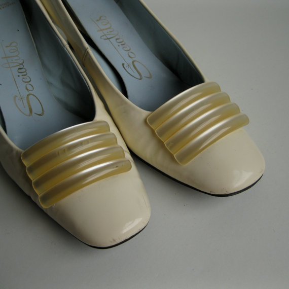 زفاف - Vintage 1960s White Wedding Shoes - Patent Leather Lucite Detail - Bridal Fashions
