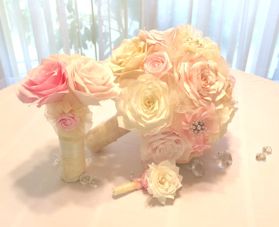 زفاف - Brooch Bridal and toss bouquet with matching boutonniere in paper and satin ribbon flowers, Keepsake bouquet with matching boutonniere