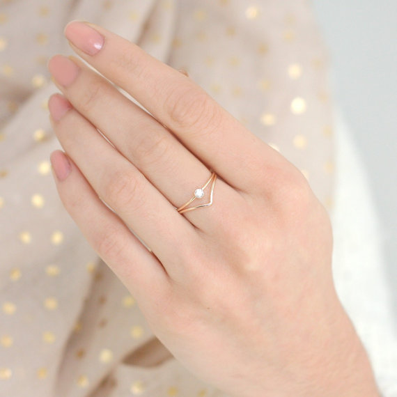 Mariage - gold ring set of TWO. chevron diamond ring. gold filled stacking rings. engagement ring wedding ring set. modern geometric gold rings.