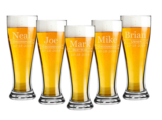 Свадьба - Groomsmen Gift, 5 Personalized Beer Glasses, Custom Engraved Pilsner Glass, Wedding Party Gifts
