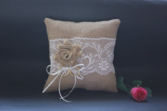 زفاف - Wedding ring pillow - Ringbearer pillow in burlap / hessian and white lace with burlap flower and white ribbon embellishment