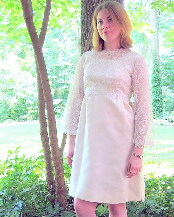Hochzeit - Vintage 1960's Short Informal Ivory Wedding Dress, Modern Size 6, Small