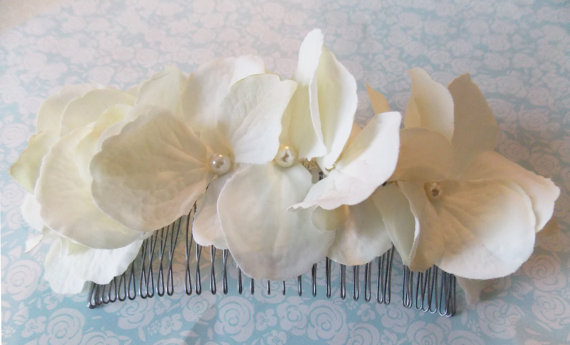 Hochzeit - Large Bridal Haircomb Flower Ivory Bridal Hairpiece Ivory Flower Hair Piece Cluster of Flowers Hair Comb Garden Wedding Hair Accessory Bride