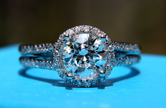Mariage - HALO Split shank Round Diamond Engagement Ring - 1.10 carats - 14K White Gold - Antique Style - Pave - weddings - brides - Bp003