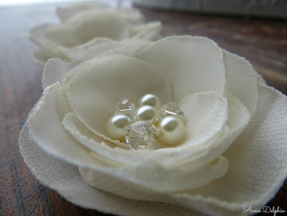 Свадьба - Ivory Vanilla Cream Wedding Hair Flower, Ivory Hair Fascinator, Bridal Hair Accessory, Hair Clips