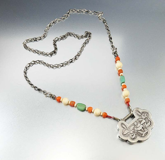 زفاف - Antique Chinese Silver Lock Necklace Coral Turquoise Bead Amulet Pendant Necklace Vintage Asian Jewelry Wedding Lock