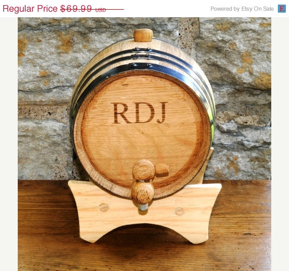 Свадьба - Personalized Solid Oak Whiskey Barrel - Groomsmen Gifts - Father's Day Gift - GC1028