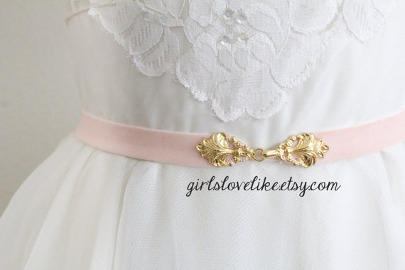 Свадьба - Peach Pink Velvet Elastic With Gold Clasp Buckle Belt, Pink Bridal Belt, Bridesmaid Belt, Custom Belt