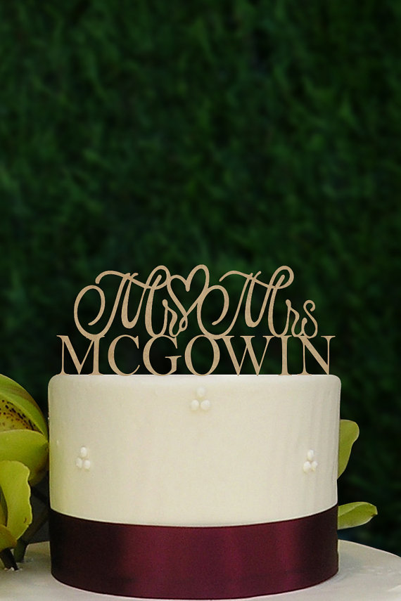 Свадьба - Personalized Vintage Wedding Cake Topper - Mr and Mrs Cake Topper, Wedding Cake Decor, Custom Cake Topper A203