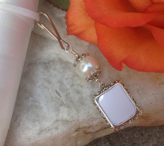 Mariage - Wedding bouquet charm. Bridal memorial photo charm in white or blue pearl.