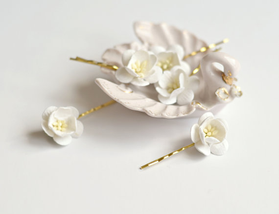 زفاف - White flower clips, wedding hair pins, small floral bobby pins, bridal accessories