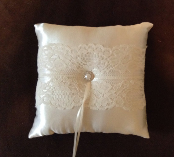 زفاف - custom made ivory lace personlised ring bearer pillow