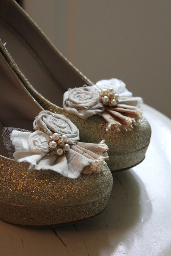 زفاف - Reserved for Jessica, rolled rosette shoe clips in neutrals with gold button accent