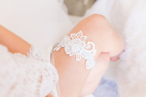 زفاف - Something Blue - Wedding Garter, White Lace, Blue lace band, Bridal Shower Gift, Lingerie