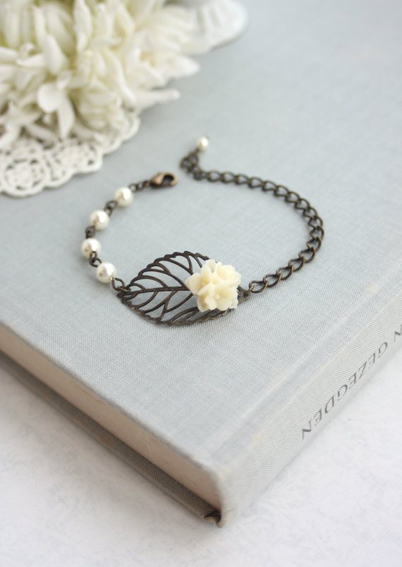Hochzeit - Antiqued Brass Bronze Leaf, Ivory Flower Bouquet Pearls Bracelet. Leaf Bracelet. Nature Inspired Bracelet. Bridesmaid Gifts. Bridal Wedding