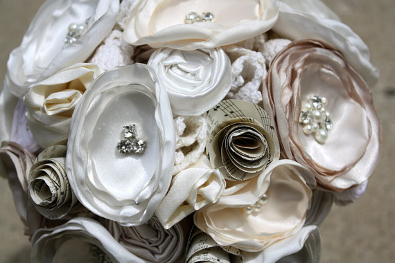 زفاف - Sheet music bouquet, 4" champagne, cream and ivory fabric flower and vintage sheet music bridal bouquet