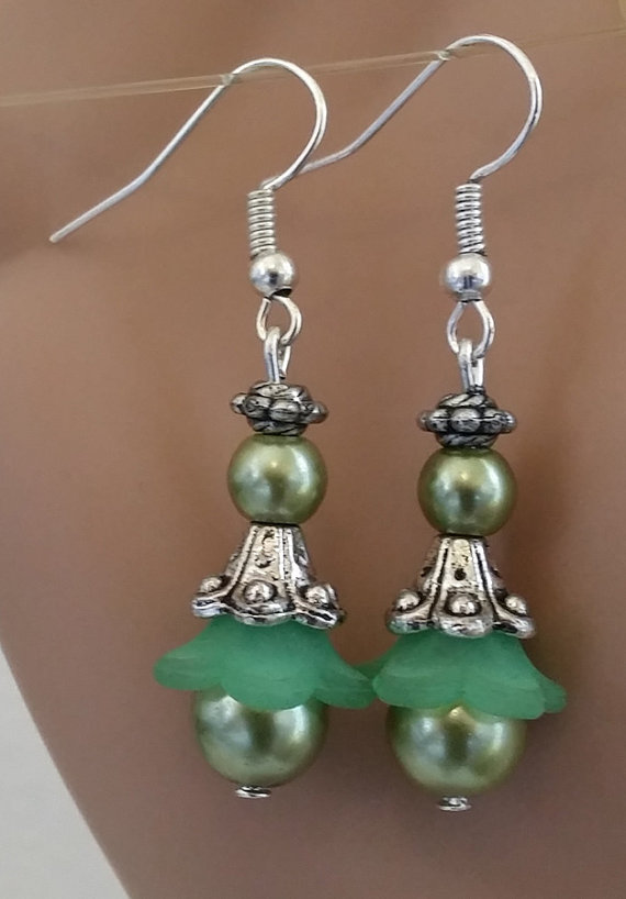 Mariage - green pearl earrings glass, bead drops, handmade wedding bridal jewelry