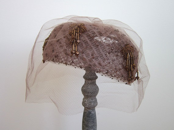 Свадьба - 1950s Hat / Vintage 1950s Hat with Veil / Taupe Pillbox Wedding Hat with Veil
