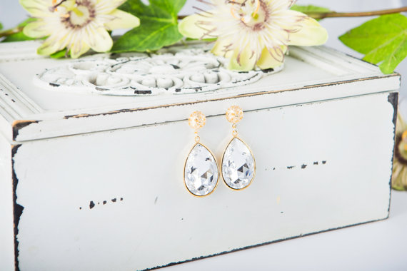 Hochzeit - Crystal drop bridal earings, tear drop wedding earring, gold bridal earrings, gold dangle earrings, costume jewelry. CAMERON.