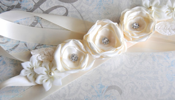 زفاف - Chelle - Antique Ivory Bridal Belt with Handmade Fabric Flowers and Rhinestones