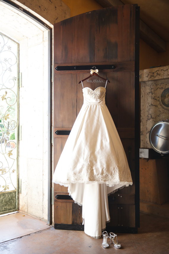 Свадьба - Wedding Hanger, Personalized Bridal Hanger, Custom Wire Name Hanger, Bridesmaid gift, wedding dress hanger