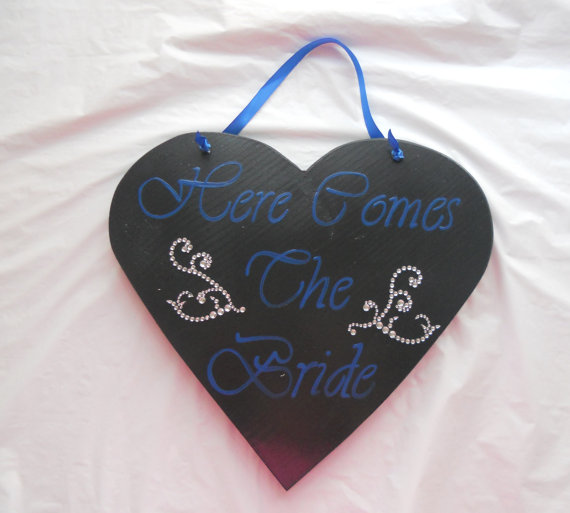 Mariage - Heart Shaped Here comes The Bride Charcoal and Royal Aisle sign