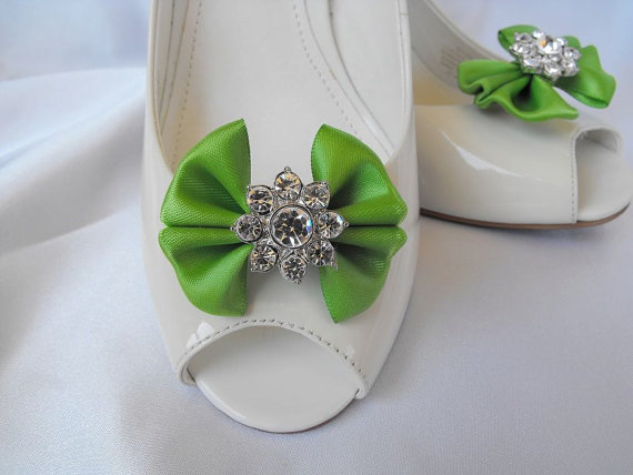 زفاف - Handmade bow shoe clips with rhinestone center bridal shoe clips wedding accessories in apple green