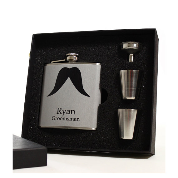 زفاف - 10 Groomsmen Flask Sets // Personalized Mustache Flasks