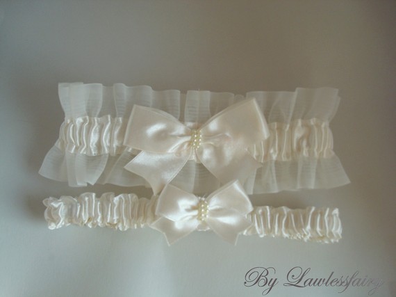 Hochzeit - Pearl white bow Wedding garter set