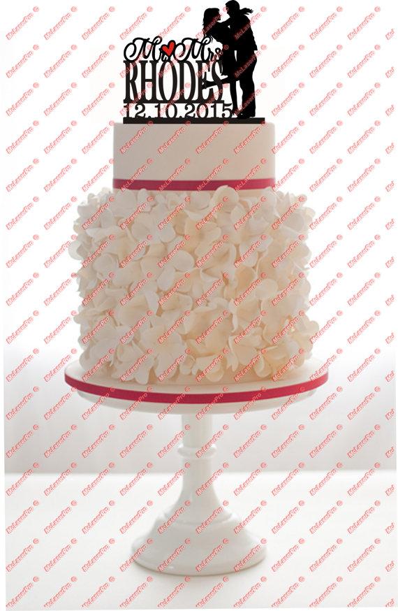 Mariage - Custom Wedding Cake Topper Mr & Mrs attached to a silhouette Personalized with your last  name, choice of color and a FREE base for display