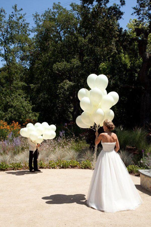 Hochzeit - The Balloon Release First-look This Is One Of The Most Adorable Ideas For The First Look Photos That We’ve Seen In A Whi...