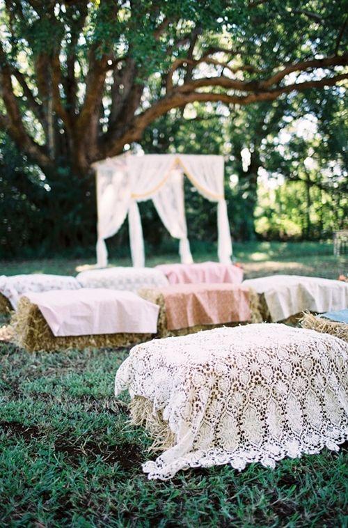 Mariage - Quick Six Inspiration. Hay Bale Seating