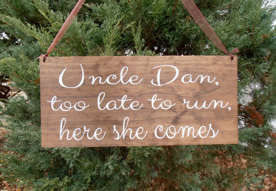 زفاف - Too late to run here comes your  Bride Wood Sign Decoration Rustic wedding sign Uncle Grooms name