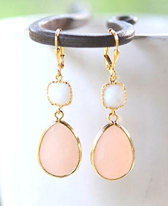 Свадьба - Peach And White Bridesmaids Earrings In Gold. Dangle Earrings. Modern Drop Earrings. Bridesmaid Jewelry. Wedding Jewelry. Bridal Gift