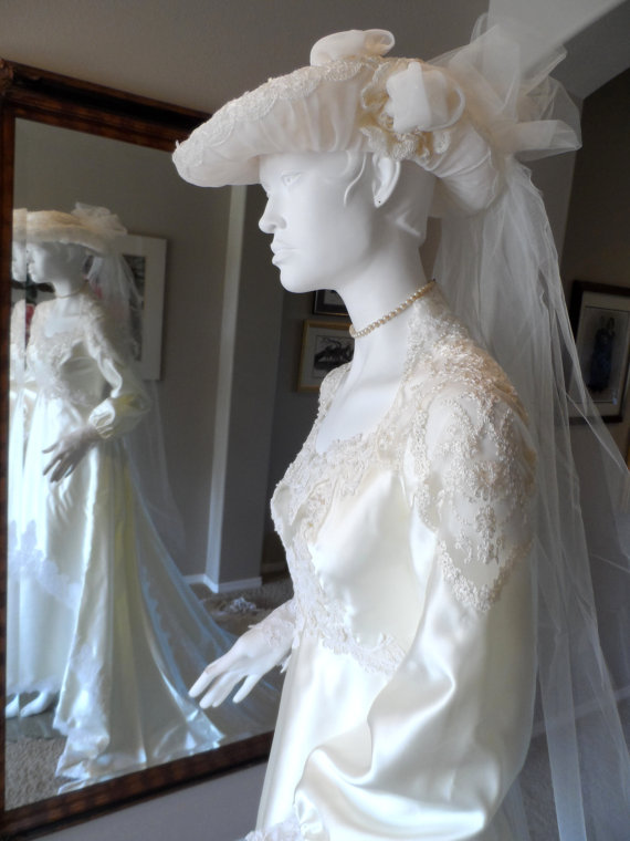 Wedding - Vintage 1982 Wedding Dress * Cream  & Lace . Matching Hat With Tulle Veil . Size 10-12 . FABULOUS VINTAGE CONDITION