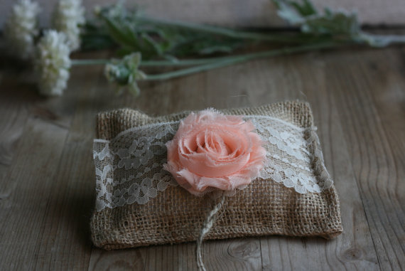 Свадьба - Rustic burlap ring bearer PiLLoW, rustic wedding pillow, small country chic ring pillow, ceremony pillow barn wedding